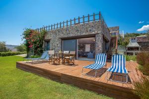 una terraza con mesa y sillas azules y blancas en Villa Helios, en Kalathos