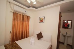 Postel nebo postele na pokoji v ubytování El Nido Royal Palm Inn