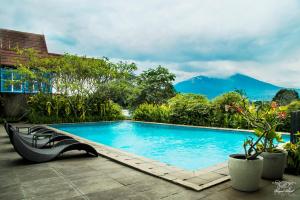 Pemandangan umum gunung atau pemandangan gunung yang diambil dari hotel