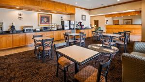 een restaurant met tafels en stoelen en een keuken bij Best Western Longview in Longview