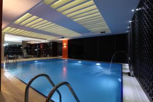 uma grande piscina num quarto de hotel em Victory Hotel & Spa Istanbul em Istambul
