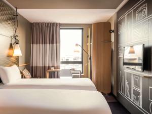 Ліжко або ліжка в номері ibis Paris Coeur d'Orly Airport