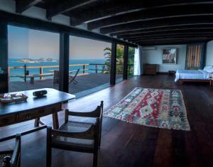 Кровать или кровати в номере CLIFFSIDE - Boutique Hotel & Spa