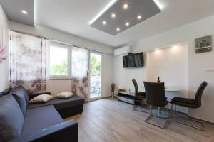 TV a/nebo společenská místnost v ubytování Reza Luxury Apartment