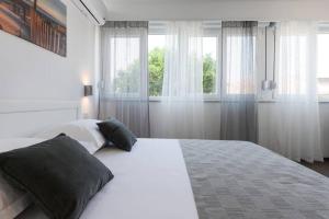 Postel nebo postele na pokoji v ubytování Reza Luxury Apartment