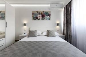 Postel nebo postele na pokoji v ubytování Reza Luxury Apartment + 37 fotografií