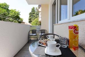 Příslušenství pro přípravu čaje a kávy v ubytování Reza Luxury Apartment