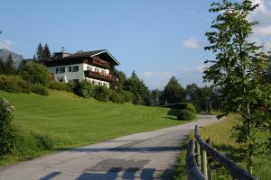 una casa en una colina al lado de una carretera en Gästehaus Zum Tauern, en Radstadt