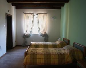 Colli del TrontoにあるB&B Mellonのベッドルーム1室(ベッド2台、窓付)