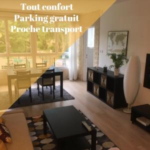 a living room with a table and a dining room at T2 proche PARIS et gare TGV MASSY in Massy