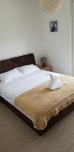 Apartment Vila Mirela房間的床