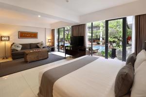 Postel nebo postele na pokoji v ubytování Hotel NEO+ Kuta Legian by ASTON