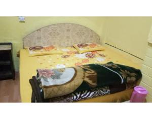 - une chambre avec un lit doté d'un couvre-lit et de fleurs dans l'établissement Hotel Marino, à Nainital