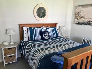 A bed or beds in a room at Lakeview Cottage