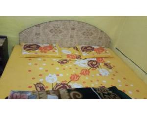 - une chambre avec un lit fleuri dans l'établissement Hotel Marino, à Nainital