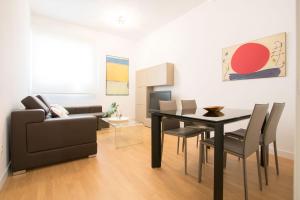 sala de estar con mesa y sofá en Murallas de Sevilla Apartamento con garaje 4 pax, en Sevilla