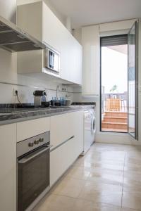 Kuchyňa alebo kuchynka v ubytovaní Murallas de Sevilla Apartamento con garaje 4 pax + 27 fotografií