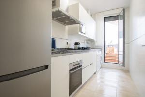 Kuchyňa alebo kuchynka v ubytovaní Murallas de Sevilla Apartamento con garaje 4 pax