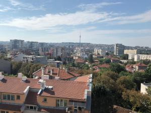 vistas a una ciudad con casas y edificios en Panoramic View Appt Russe en Ruse