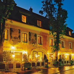 a large building with an arch in front of it at Hotel Zum Schwarzen Bären in Emmersdorf an der Donau