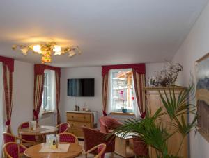 jadalnia z 2 stołami i krzesłami w obiekcie Alp Hotel Dolomiti w mieście Dimaro