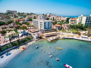 eine Luftansicht auf einen Strand mit Booten im Wasser in der Unterkunft Marti Prime Beach Hotel in Kusadası