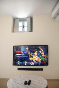 Uma TV ou centro de entretenimento em villa aneme Spetses