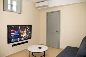 Uma TV ou centro de entretenimento em villa aneme Spetses
