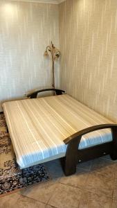 Tempat tidur dalam kamar di Apartment on Privokzalnaya 2/1
