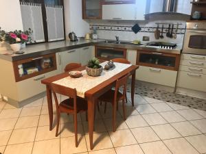 Cucina o angolo cottura di Casa vacanze La Marmotta CIR VDA-POLLEIN n 0008