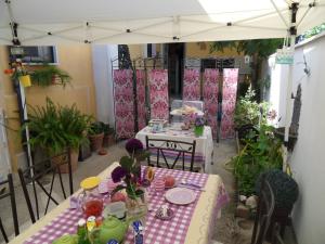アンツィオにあるDi mare e di Saleのピンクと白のテーブルクロス付きテーブル
