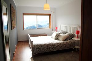 ポルトにあるHistorical Porto/Gaia Apartmentの白いベッドルーム(窓付きのベッド付)