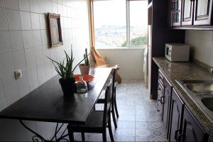 Кухня або міні-кухня у Historical Porto/Gaia Apartment