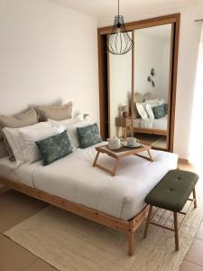 アルマカオ・デ・ペラにあるCASA YETI - Beach Houseのベッドルーム(テーブル、鏡付)