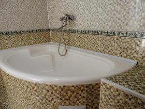 y baño alicatado con bañera blanca. en Diyor Guest house, en Bukhara 75 fotos más