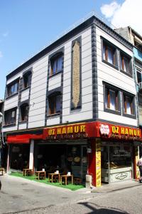 فندق ماربالاس في إسطنبول: مبنى أمامه محل طاولات