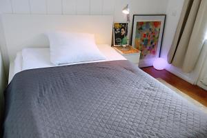 a bedroom with a bed with a gray comforter at 4 Sterne Wohnung in zentraler Lage in Hannover