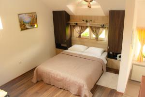 a bedroom with a bed and a window at Studio apartman Lakasa in Rakovica