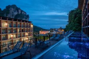 un hotel con piscina por la noche en Sugar Marina Hotel CLIFFHANGER Aonang - SHA Extra Plus, en Ao Nang Beach