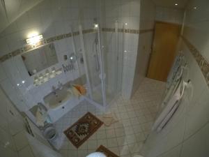 y baño con ducha y lavamanos. en Gastehaus Reichle en Tannheim