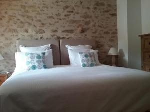 Postel nebo postele na pokoji v ubytování Paul's Barn in France