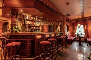 een bar met rode krukken in een kamer bij Ildtoppen in Leirpollen