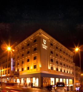 um edifício iluminado numa rua da cidade à noite em Victory Hotel & Spa Istanbul em Istambul