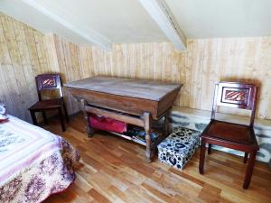 um quarto com um piano e duas cadeiras em Maison Authentique Proche Isola 2000 et Auron em Isola