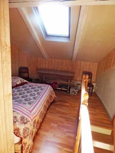 Tempat tidur dalam kamar di Maison Authentique Proche Isola 2000 et Auron