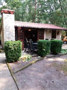 a small house with a table and chairs in it at Witte wieven bungalow 17 in Nunspeet