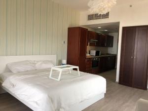 King Abdullah Economic City的住宿－Studio Marina 2，卧室配有一张白色的床和一张桌子