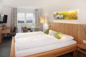 una camera d'albergo con 2 letti e una scrivania di Gasthof Altes Casino a Fulda