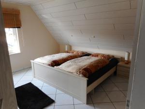 a bed in a room with a ceiling at Modernes Ferienhaus der besonderen Art mit Garten in Löhne