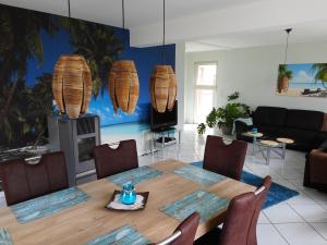 a dining room with a table and a living room at Modernes Ferienhaus der besonderen Art mit Garten in Löhne